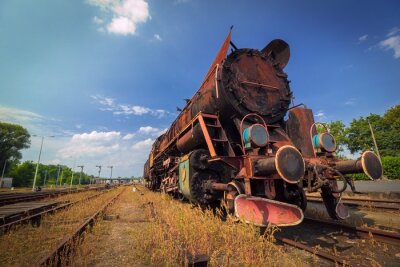 train à vapeur rouillé vieux millésime sous le ciel bleu