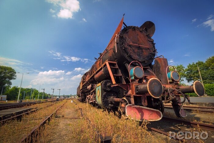 Poster  train à vapeur rouillé vieux millésime sous le ciel bleu