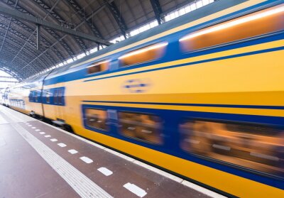 Poster  Train en mouvement rapide à la gare centrale d'Amsterdam