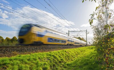 Poster  trains de voyageurs se déplaçant à grande vitesse dans la lumière du soleil