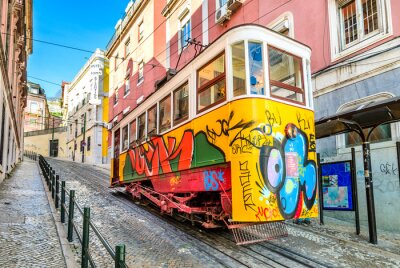Poster  Tramway jaune de Lisbonne avec graffiti