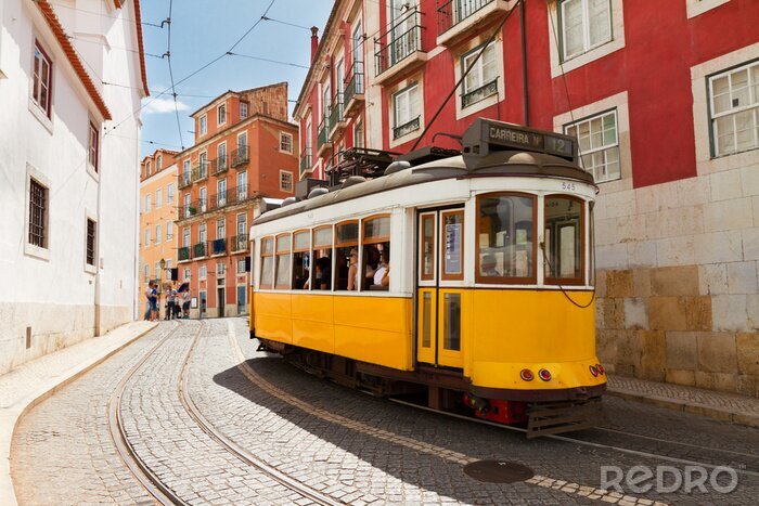Poster  Tramway jaune de Lisbonne dans la ville