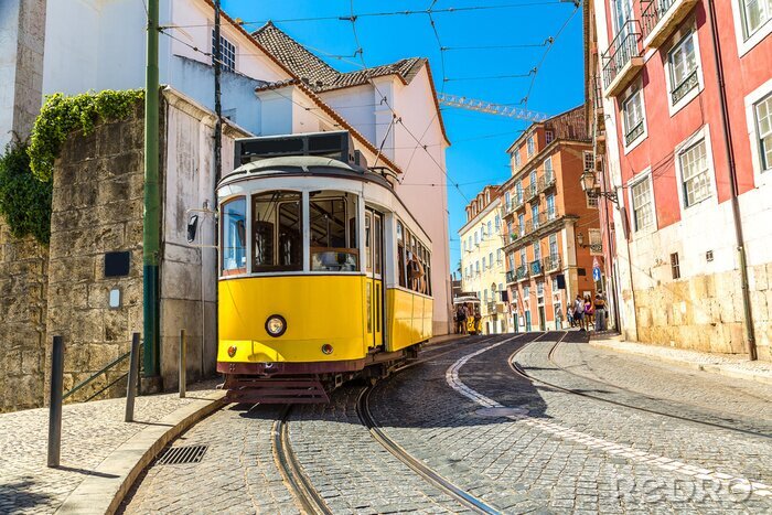Poster  Tramway jaune de Lisbonne de jour