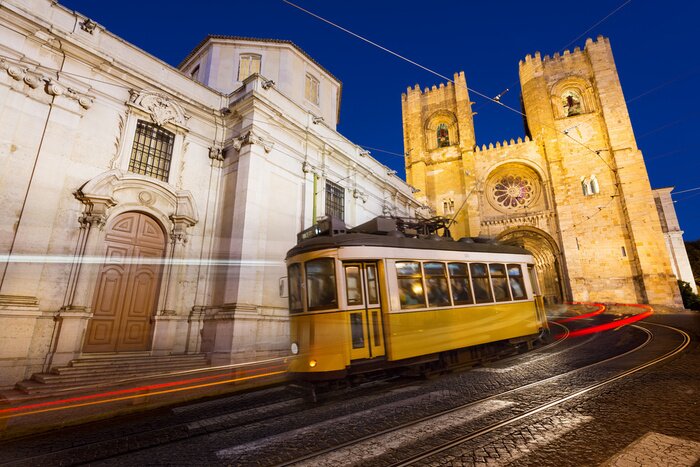 Poster  Tramway jaune de Lisbonne sous la cathédrale