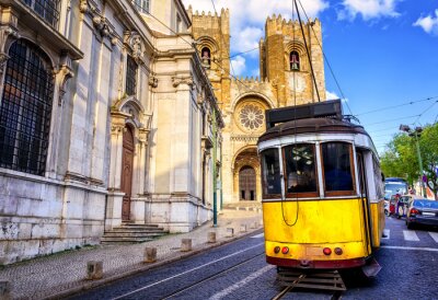Tramway jaune devant la cathédrale à Lisbonne