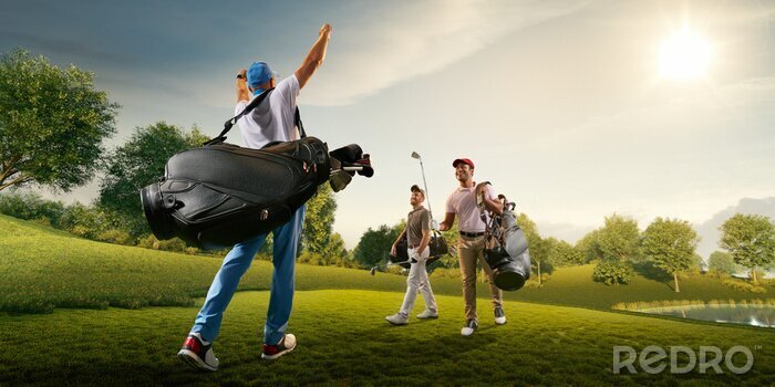 Poster  Trois joueurs de golf masculins sur un parcours de golf professionnel. Souriant golfeurs marchant avec des clubs de golf et des sacs de golf