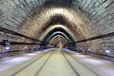 Tunnel avec des voies ferrées