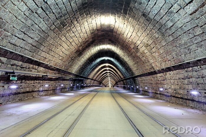 Poster  Tunnel avec des voies ferrées