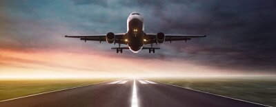 Poster  Un avion atterrit sur la piste