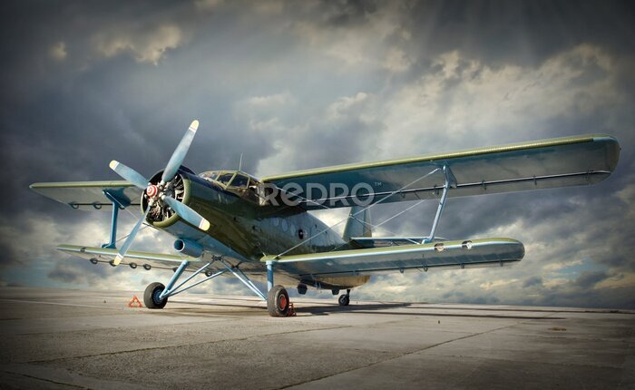Poster  Un biplan rétro posé sur le tarmac