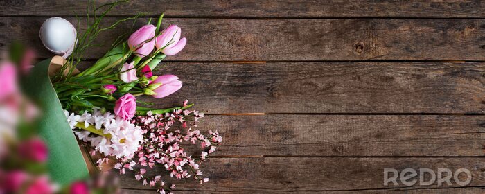 Poster  Un bouquet de fleurs printanières sur des planches en bois