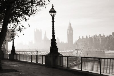 Un épais brouillard frappe Londres