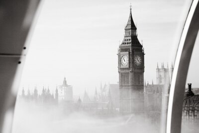 Un épais brouillard frappe Londres