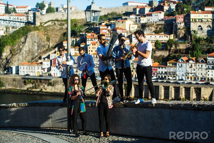 Poster  Un groupe de musiciens (groupe de jazz) joue de la musique dans la rue du vieux centre-ville de Porto, au Portugal.