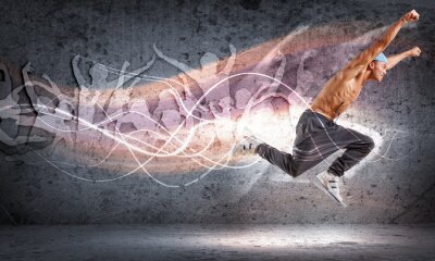 Un homme athlétique en train de danser