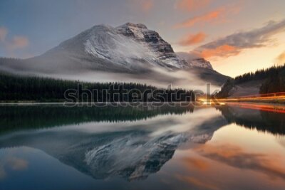Poster  Un lac reflétant les montagnes et les pentes boisées