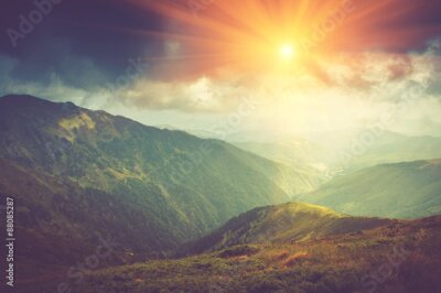 Poster  Un lever de soleil pittoresque sur les sommets des montagnes