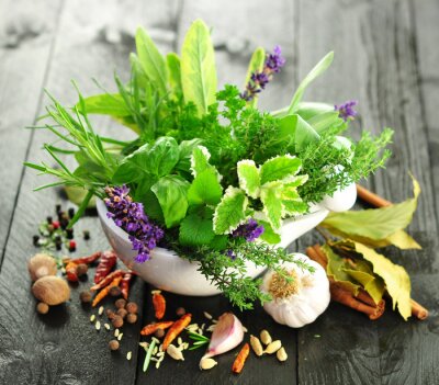 Poster  Un mélange d'herbes fraîches et d'épices sur un comptoir en bois