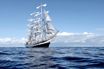 Un navire puissant dans la mer bleue