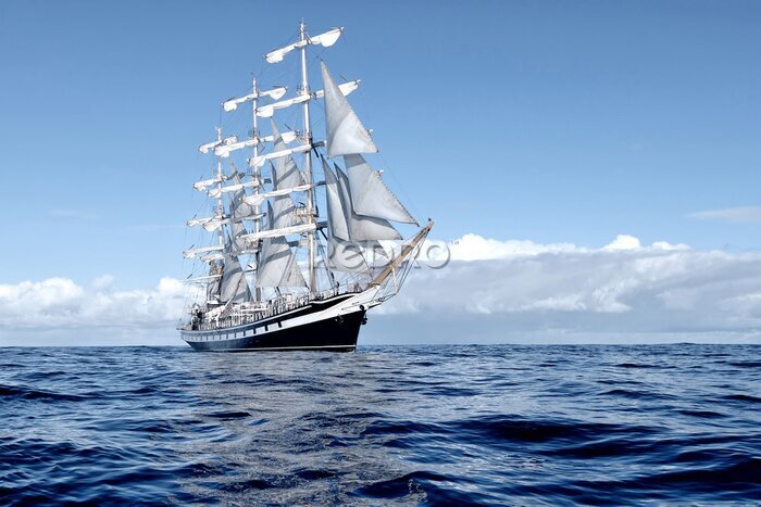 Poster  Un navire puissant dans la mer bleue