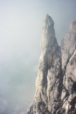 Poster  Un paysage minimaliste de sommets montagneux