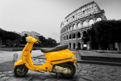 Poster  Un scooter jaune se détachant sur le fond monochrome du Colisée romain