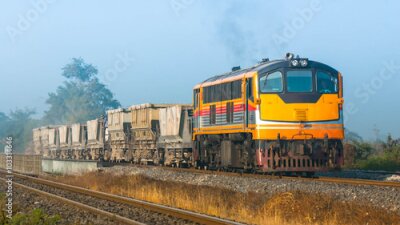 Un train de marchandises par temps brumeux