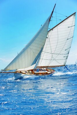 Papier peint  Un voilier manœuvrant sur l'eau