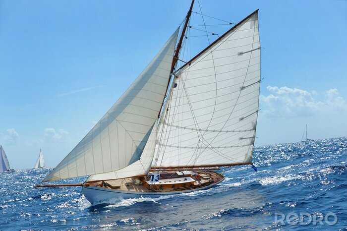 Poster  Un voilier naviguant sur une mer calme