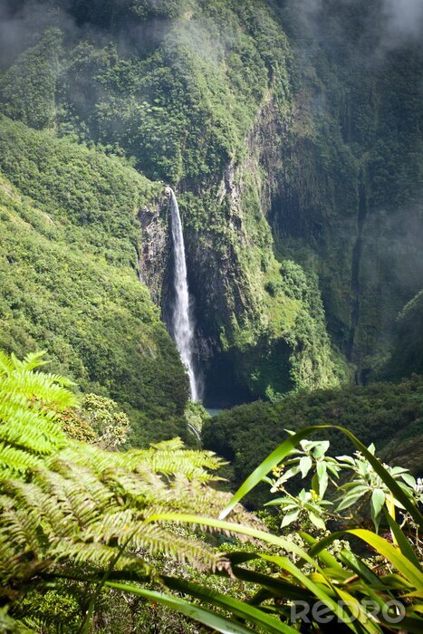 Poster  Une chute d'eau étroite entre des montagnes