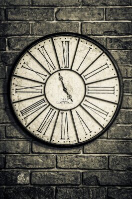 Poster  Une horloge monochrome sur un mur de briques