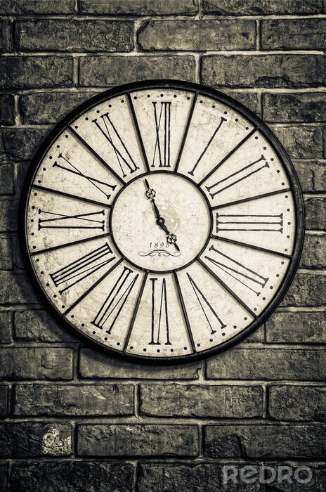 Poster  Une horloge monochrome sur un mur de briques