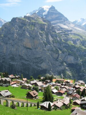 Une petite ville sous une grande montagne