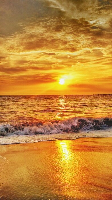Poster  Une plage baignée de rayons dorés