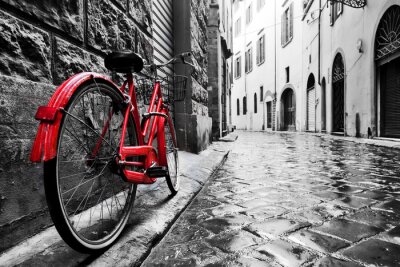 Une rue de la ville et un vélo rouge
