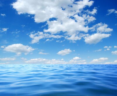 Poster  Une surface d'eau lisse sous un ciel bleu