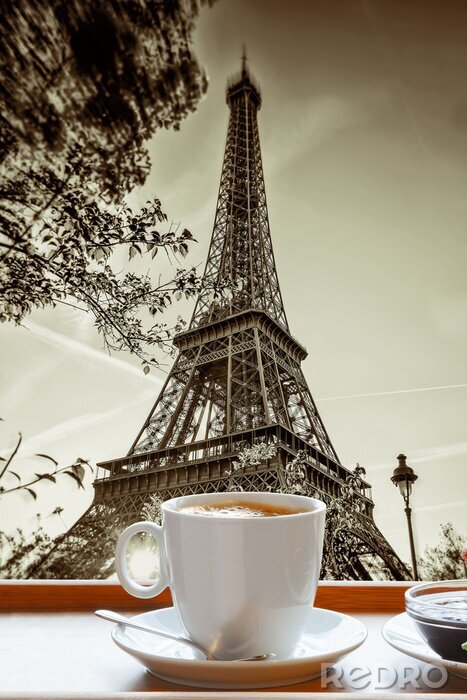 Poster  Une tasse de café avec la Tour Eiffel en arrière-plan