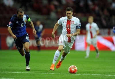 Poster  Varsovie, Pologne - 7 septembre 2015: EURO 2016 France Football Euro Cup Qualifiers Pologne vs Gibraltarop Roy Chipolina Robert Lewandowski