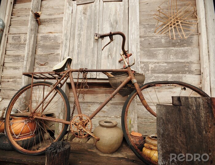 Poster  Vélo antique sur un porche en bois