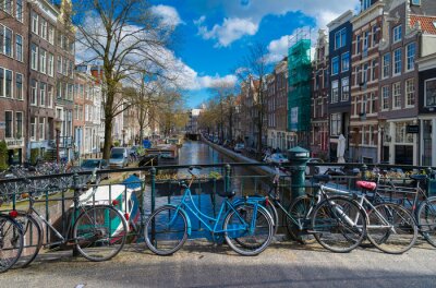 Vélos à Amsterdam sur le pont