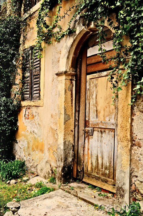 Poster  Vieille maison abandonnée avec des murs délabrés. Vérone. Italie.