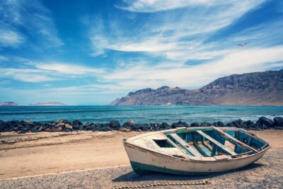 Poster  Vieux bateau de pêche coloré, océan Atlantique en arrière-plan, Lanzarote, îles Canaries, Espagne
