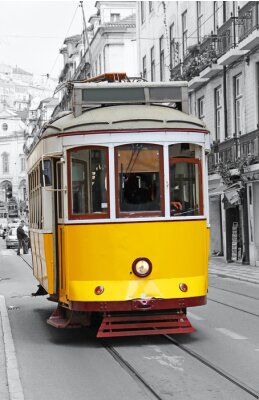 Vieux tramway jaune à Lisbonne