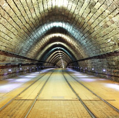 Vieux tunnel de métro souterrain