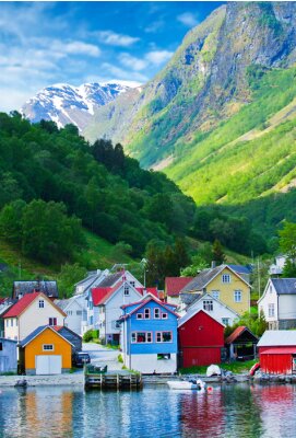 Poster  Village et vue mer sur les montagnes dans le fjord de Geiranger, Norvège