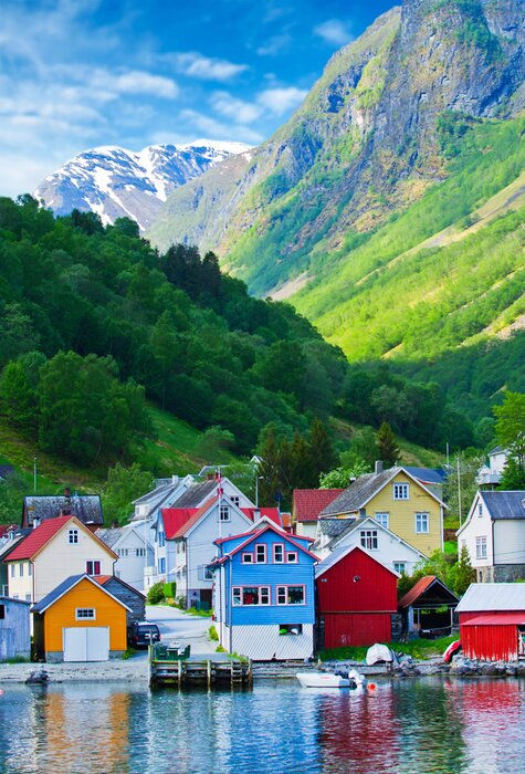 Poster  Village et vue mer sur les montagnes dans le fjord de Geiranger, Norvège