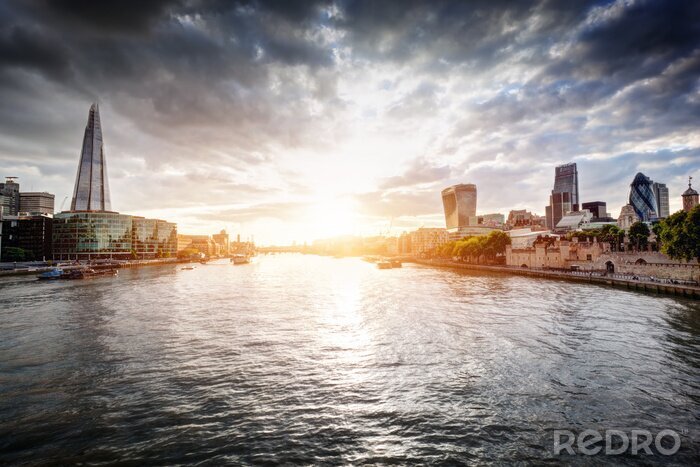 Poster  Ville de Londres au coucher du soleil, Angleterre, le Royaume-Uni. Tamise, le Shard, City Hall.