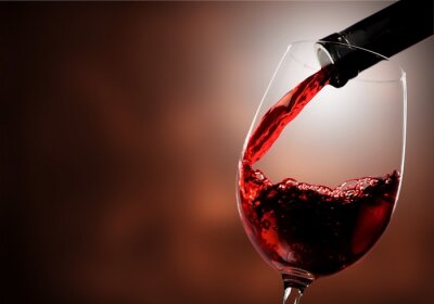 Vin rouge servi dans un verre