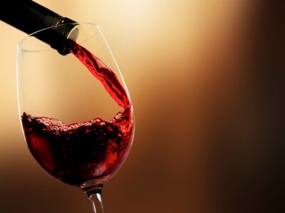 Vin rouge versé dans un verre