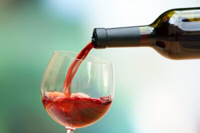 Vin rouge verser dans un verre à vin, close-up